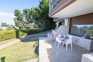 Outdoor dining - Twin Castles Left Maisonette by RentalsPro (Kassandreia)