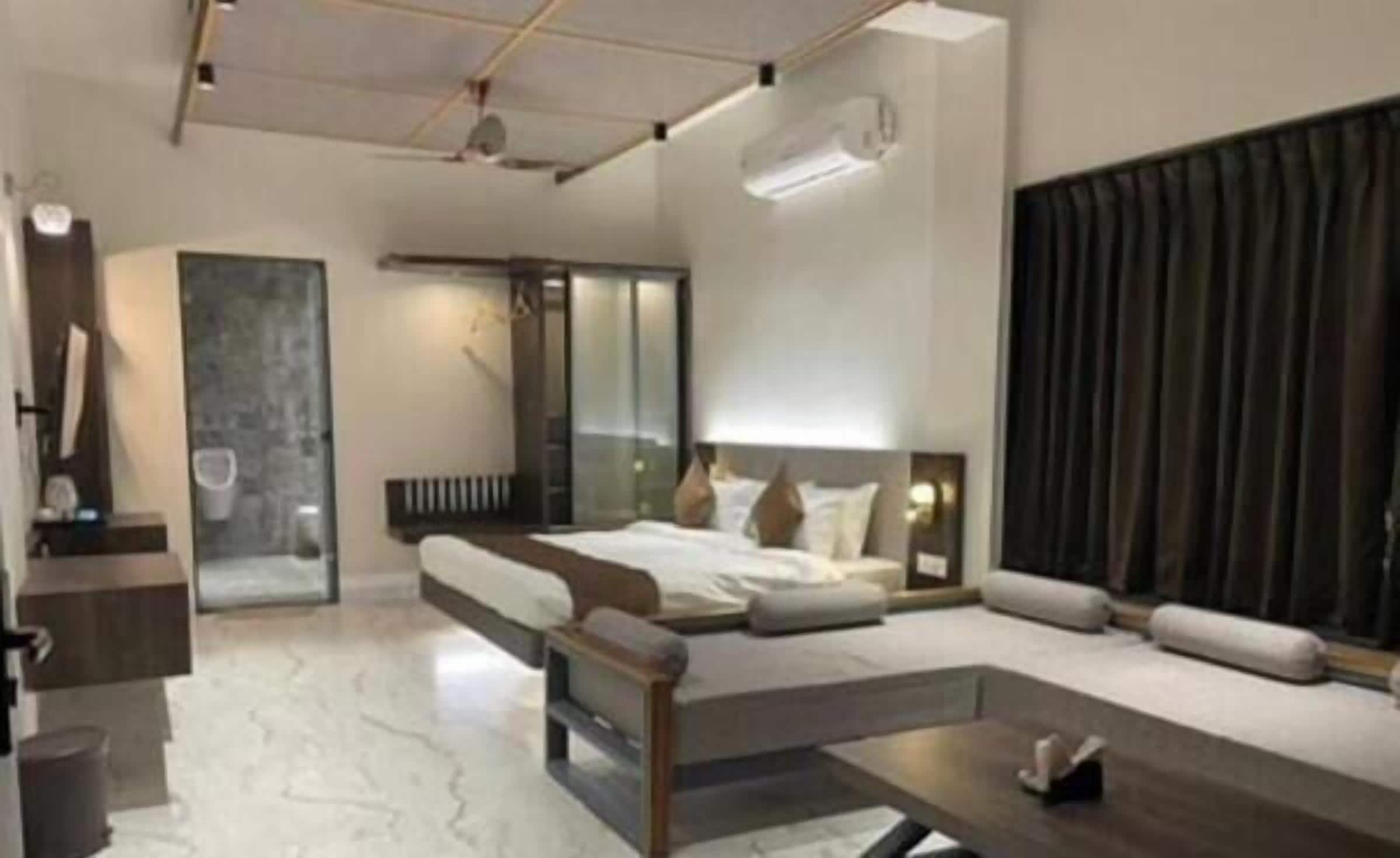 Blackout curtains, soundproofing, iron/ironing board, free WiFi