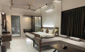 Cortinas blackout, insonorización y tabla de planchar con plancha