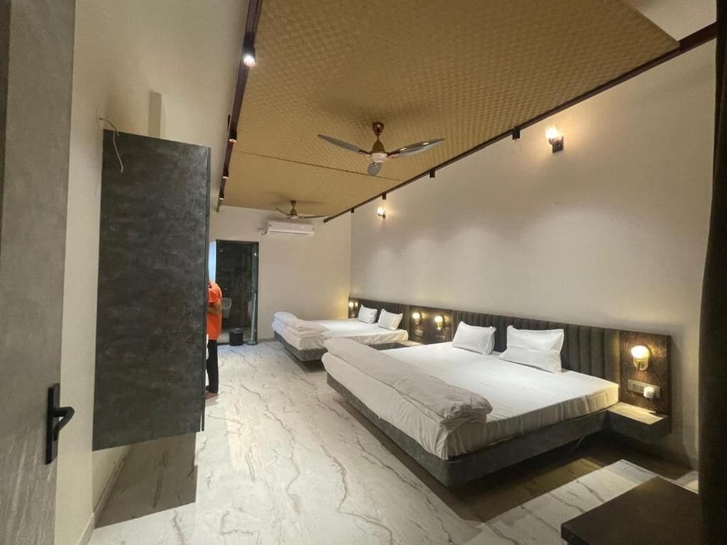 Blackout curtains, soundproofing, iron/ironing board, free WiFi