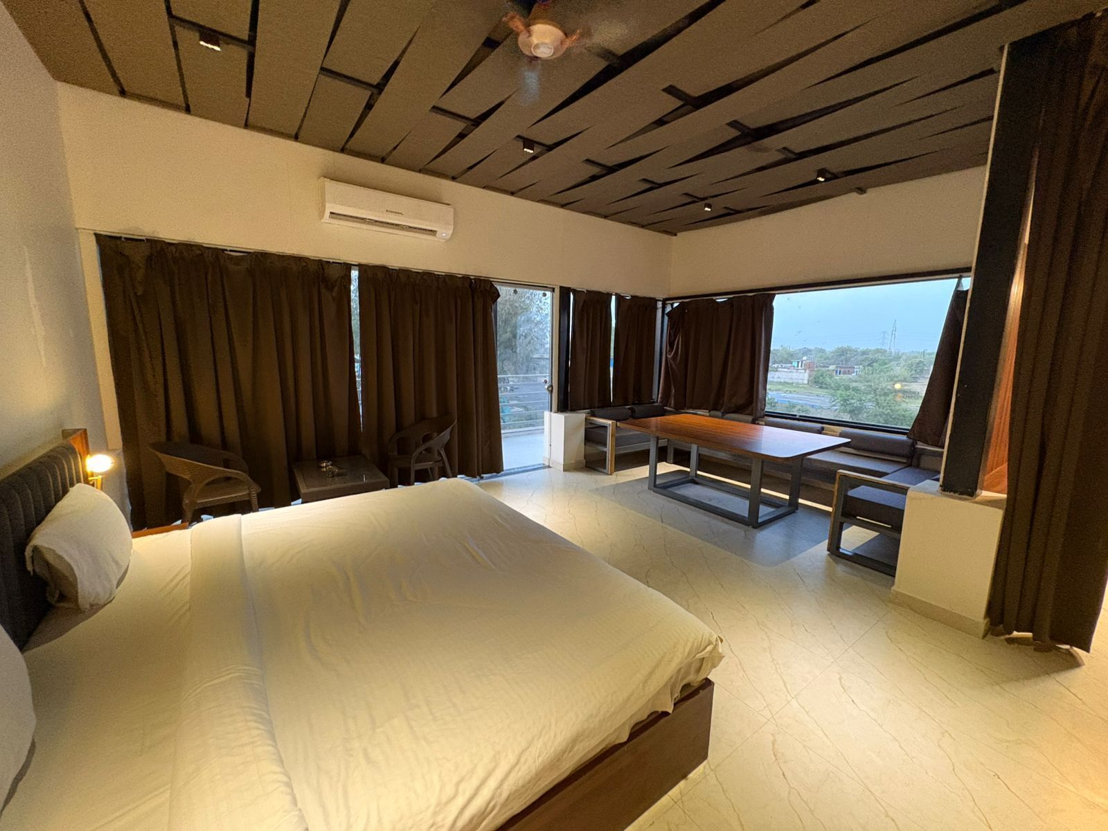 Blackout drapes, soundproofing, iron/ironing board, free WiFi
