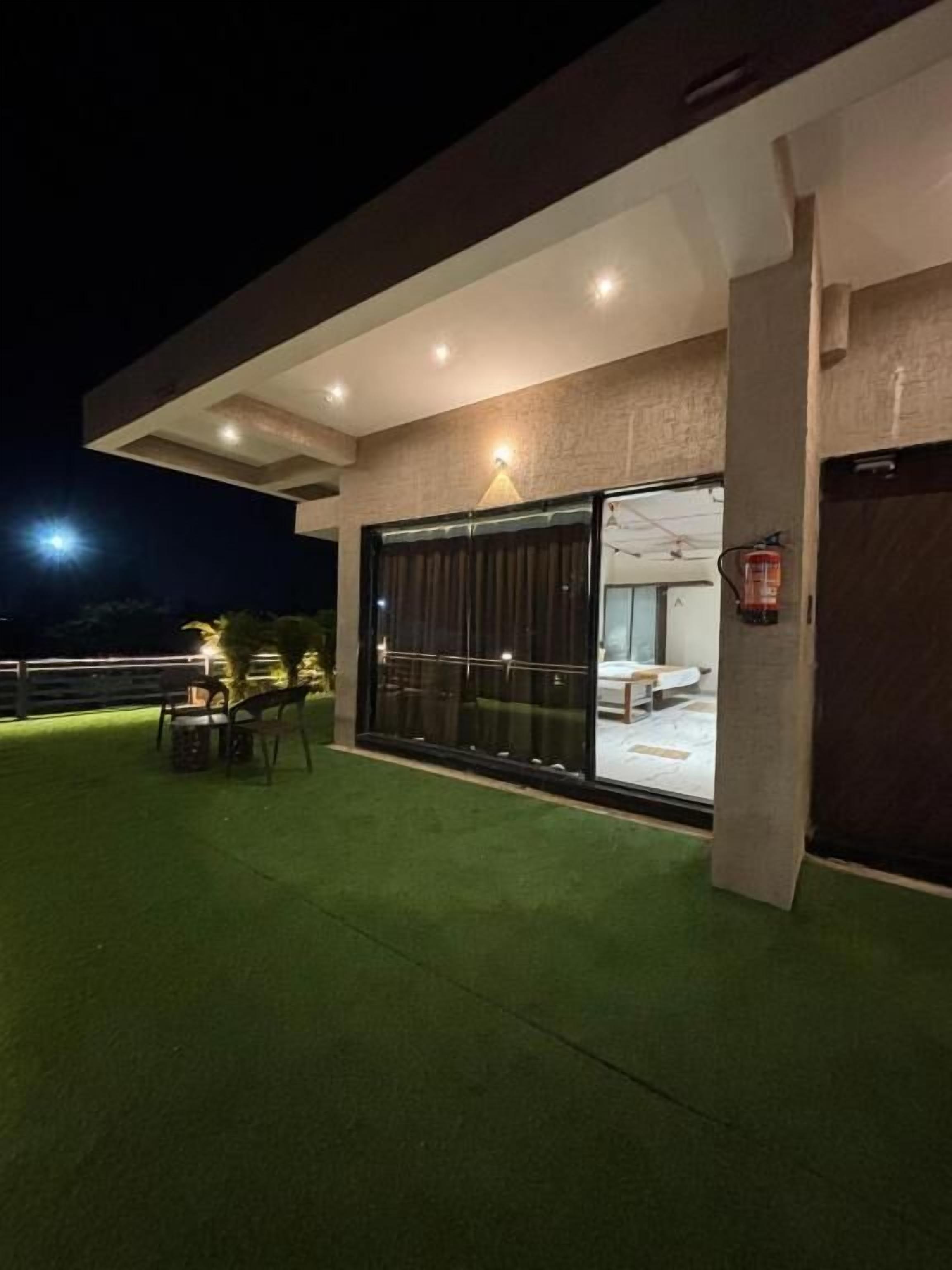 Luxury Suite, Balcony, Garden View | Terrace/patio