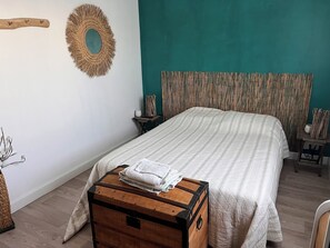 3 bedrooms, iron/ironing board, internet, bed sheets - house for 6 persons with AC, swimming pool, games, sports and nature (Aniane)