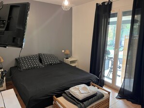 3 bedrooms, iron/ironing board, internet, bed sheets - house for 6 persons with AC, swimming pool, games, sports and nature (Aniane)