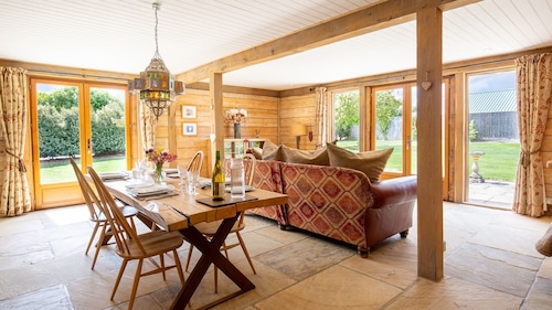 Moonlight Barn - Sleeps 4 Dog-friendly Country Retreat Near Oxford