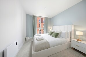 Apartamento superluxo, 1 cama King e sofá-cama, para não fumantes, cozinha americana | Escrivaninha, espaço de trabalho para notebook