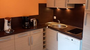 Kaffetrakter/tekoker, kjøleskap, mikrobølgeovn og oppvaskmaskin