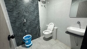 Deluxe Double Room, City View | Bathroom - Hotel HR Comfort (Ahmedabad)