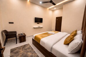 Desk, laptop workspace, free WiFi - Hotel The Vantara By Signature Stayz (Basai)