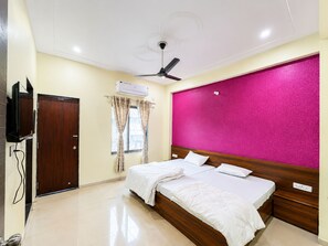 Desk, laptop workspace, free WiFi - Hotel The Vantara By Signature Stayz (Basai)