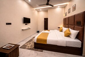 Desk, laptop workspace, free WiFi - Hotel The Vantara By Signature Stayz (Basai)