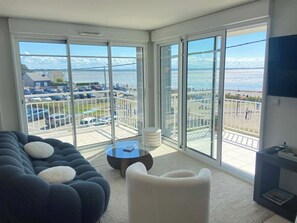 Living area - Ocean View, Beachfront Apartment, Wi-Fi, Balcony (Le Crotoy)