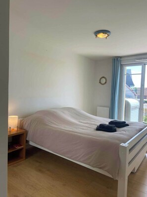 Room - Ocean View, Beachfront Apartment, Wi-Fi, Balcony (Le Crotoy)
