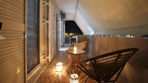 A balcony with a table, chairs, and candles. - Premium Luxury Living Lefkada (Lefkada)