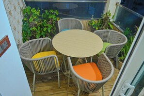 Outdoor dining - GGH Coastal Nest On The Beach (Puri)