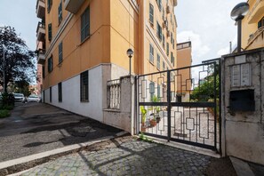Property grounds - A cozy 75 square meters apartment, perfect for four people, located on the fifth floor of a building with an elevator (NOT accessible to disabled guests).The property is located in the Monteverde neighborhood, a quiet and elegant area. The San Camillo Fo (Roma)