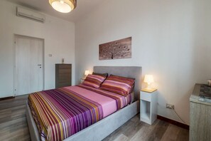 Room - A cozy 75 square meters apartment, perfect for four people, located on the fifth floor of a building with an elevator (NOT accessible to disabled guests).The property is located in the Monteverde neighborhood, a quiet and elegant area. The San Camillo Fo (Roma)