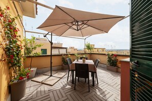 Outdoor dining - A cozy 75 square meters apartment, perfect for four people, located on the fifth floor of a building with an elevator (NOT accessible to disabled guests).The property is located in the Monteverde neighborhood, a quiet and elegant area. The San Camillo Fo (Roma)