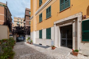 Exterior detail - A cozy 75 square meters apartment, perfect for four people, located on the fifth floor of a building with an elevator (NOT accessible to disabled guests).The property is located in the Monteverde neighborhood, a quiet and elegant area. The San Camillo Fo (Roma)