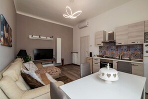 Living area - A cozy 75 square meters apartment, perfect for four people, located on the fifth floor of a building with an elevator (NOT accessible to disabled guests).The property is located in the Monteverde neighborhood, a quiet and elegant area. The San Camillo Fo (Roma)