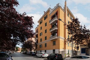 Exterior - A cozy 75 square meters apartment, perfect for four people, located on the fifth floor of a building with an elevator (NOT accessible to disabled guests).The property is located in the Monteverde neighborhood, a quiet and elegant area. The San Camillo Fo (Roma)