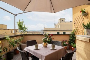 Outdoor dining - A cozy 75 square meters apartment, perfect for four people, located on the fifth floor of a building with an elevator (NOT accessible to disabled guests).The property is located in the Monteverde neighborhood, a quiet and elegant area. The San Camillo Fo (Roma)