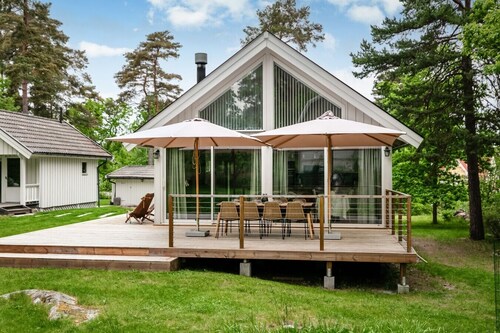 Stylish 3-Bedroom Home by Forest & Swimming Spots