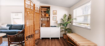 Newly renovated, spotless private bungalow with 2 BR near Downtown Mount Dora
