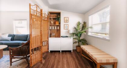 Newly renovated, spotless private bungalow with 2 BR near Downtown Mount Dora