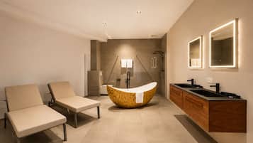 Deluxe Apartment | Bathroom | Towels, toilet paper