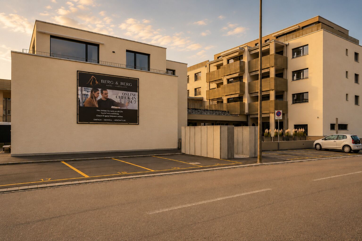 Un hôtel moderne, reconnaissable à son grand panneau publicitaire annonçant la possibilité d’effectuer l’enregistrement en ligne.