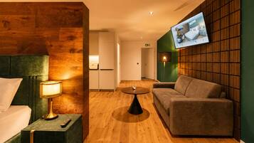 Executive Apartment | In-room safe, desk, cribs (surcharge), WiFi (free)