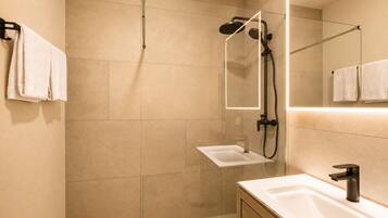 Departamento estándar | Baño | Toallas y papel de baño