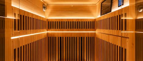 Una sauna con listones de madera y un banco central.