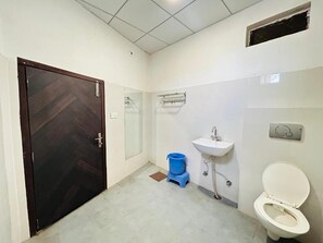 Free toiletries, slippers, soap, shampoo - Hotel Shivika (Bikaner)