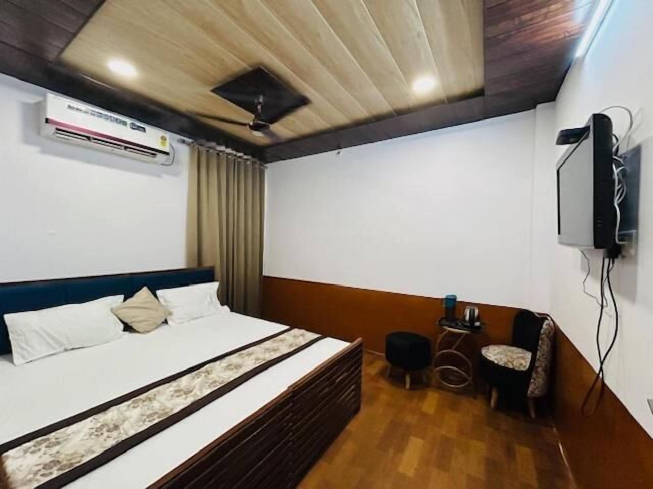 Blackout curtains, soundproofing, iron/ironing board, free WiFi