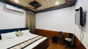 Blackout curtains, soundproofing, iron/ironing board, free WiFi