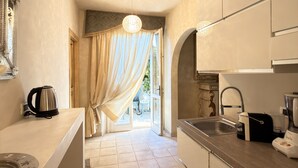 A modern kitchen with a countertop, sink, and a kettle. - Charming Tuscan Home - Near Pisa, Volterra & Wine Tours (Capannoli)