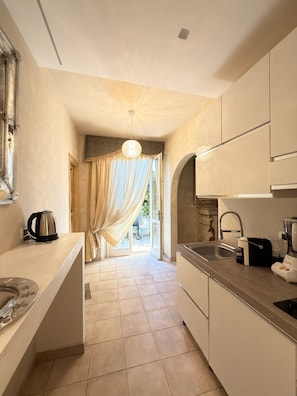 A modern kitchen with a countertop, sink, and a kettle. - Charming Tuscan Home - Near Pisa, Volterra & Wine Tours (Capannoli)