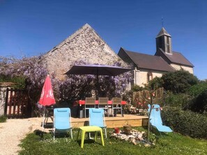 Outdoor dining - Vrbo Property (Monthurel)