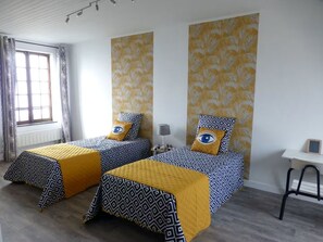 Room - Vrbo Property (Monthurel)