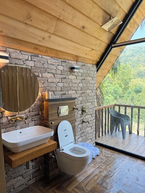 Kamar Standar | Kamar mandi | Shower, handuk, sabun, dan sampo