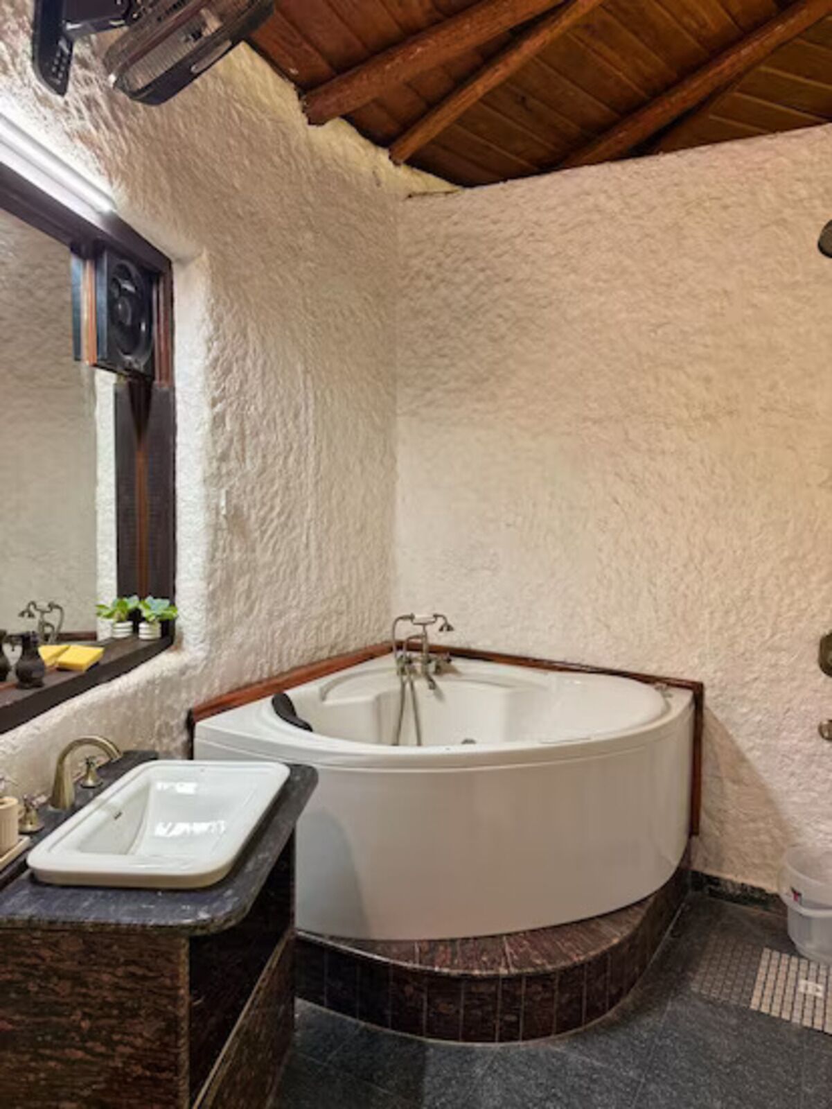 Premium Jacuzzi Sanctum | Bathroom | Shower, towels, soap, shampoo
