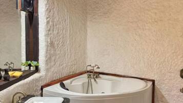 Premium Jacuzzi Sanctum | Bathroom | Shower, towels, soap, shampoo