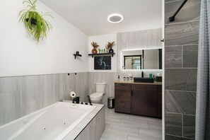 Secador de cabelo, toalhas de banho