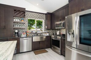 Geladeira, micro-ondas, fogão, cooktop