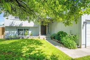 Exterior - A 1,600 sf Coeur d'Alene home with 3 bedrooms, 2 baths, game room, and a backyard built around gardens, gathering, and relaxing in the hot tub. Sleeps 6 & up to 8 with extra beds. Five minutes to the Centennial Trail, ten to downtown CDA. (Coeur d'Alene)