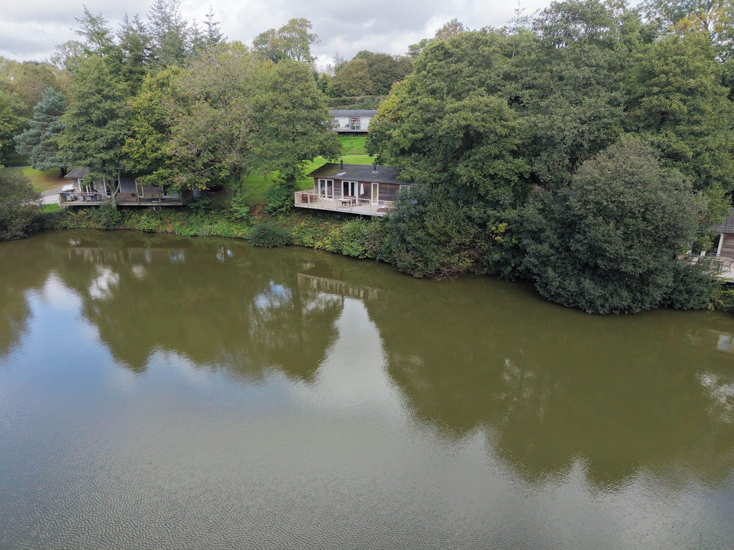 Una propietat a la vora d'un llac amb una casa i un moll.