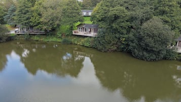 Una propietat a la vora d'un llac amb una casa i un moll.