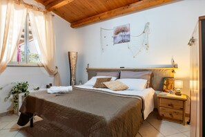 Tabla de planchar con plancha y ropa de cama 